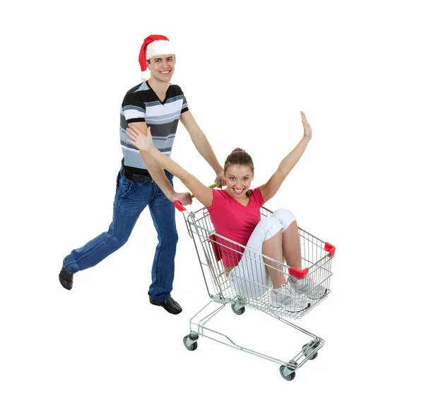 Νεαρό ζευγάρι και καροτσάκι για ψώνια σε λευκό φόντο — Φωτογραφία Αρχείου