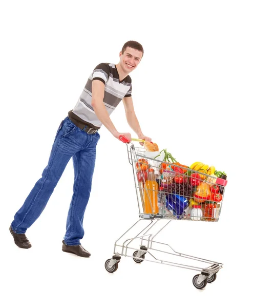 Junger Mann steht mit Einkaufswagen — Stockfoto