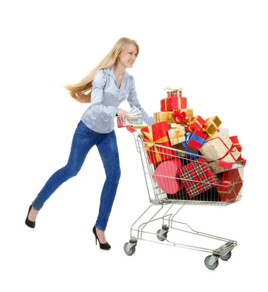 Junge schöne Frau läuft mit Einkaufswagen von Weihnachten pr — Stockfoto