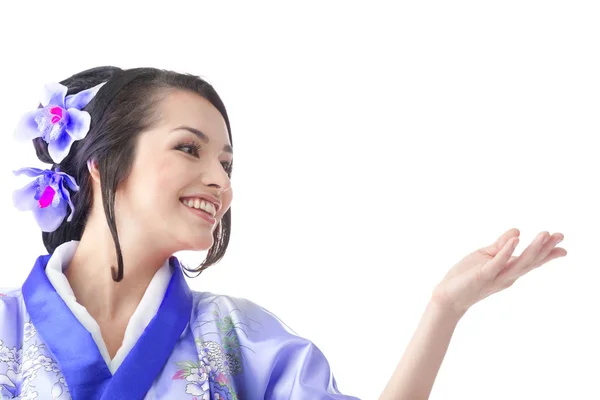 Jovem mulher no vestido Kimono — Fotografia de Stock