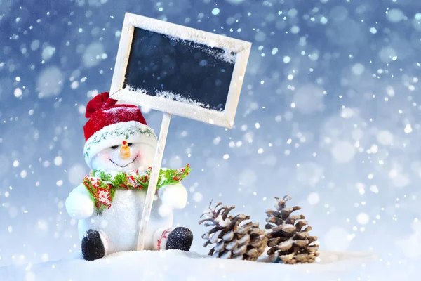Симпатичный Рождественский Снеговик с сосновым конусом на снегу — стоковое фото