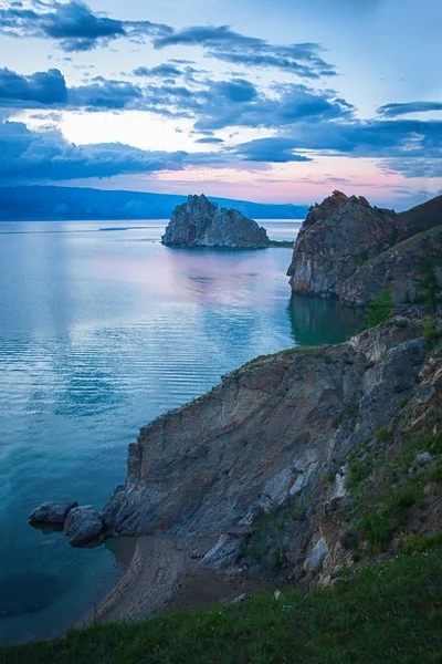Shamanka рок, Olkhon острова на озеро Байкал — стокове фото