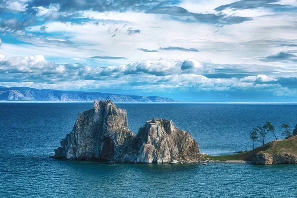 Shamanka Rock, ön Olkhon på den Bajkalsjön — Stockfoto