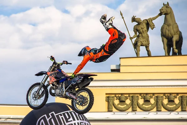 Rush van adrenaline Fmx show op het paleis in Sint-Petersburg — Stockfoto
