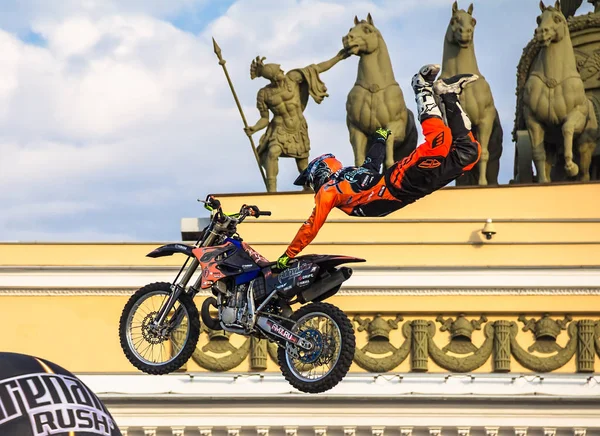 Adrenalinkicken Fmx show på slottet i St. Petersburg — Stockfoto