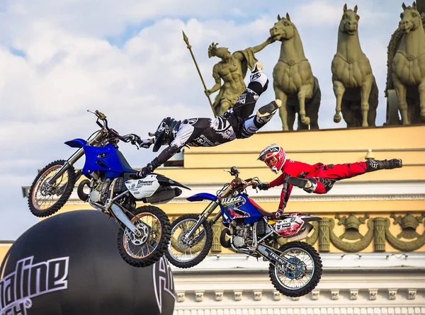 Adrenalinkicken Fmx show på slottet i St. Petersburg — Stockfoto