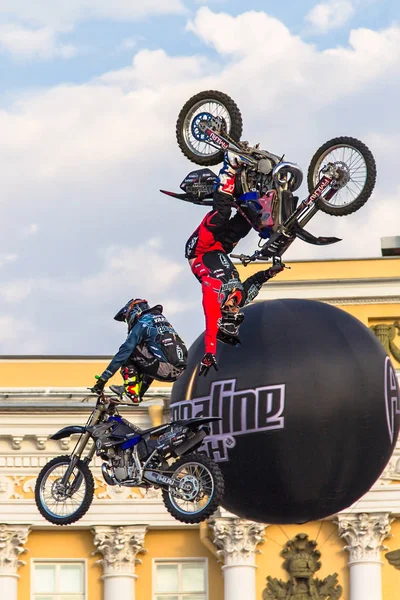 Adrenalinkicken Fmx show på slottet i St. Petersburg — Stockfoto