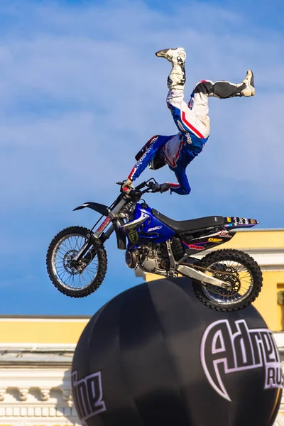 Adrenaline Rush FMX Riders Moto espectáculo de estilo libre en el Palacio de San Petersburgo — Foto de Stock