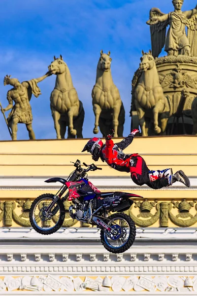サンクトペテルブルクの宮殿にアドレナリン ラッシュ Fmx ライダー モト フリー スタイルを表示します。 — ストック写真