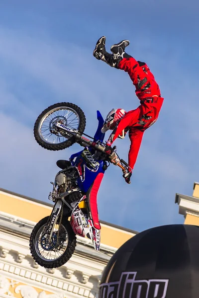 Adrenaline Rush FMX Riders Moto freestyle show no Palácio de São Petersburgo — Fotografia de Stock