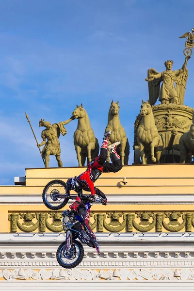 Adrenaline Rush Fmx Riders Moto freestyle Pokaż na pałacu w Sankt Petersburgu — Zdjęcie stockowe