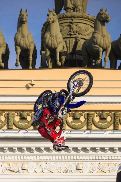 サンクトペテルブルクの宮殿にアドレナリン ラッシュ Fmx ライダー モト フリー スタイルを表示します。 — ストック写真