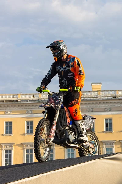 Adrénaline Rush FMX Riders Moto Freestyle Show sur le Palais de Saint-Pétersbourg — Photo