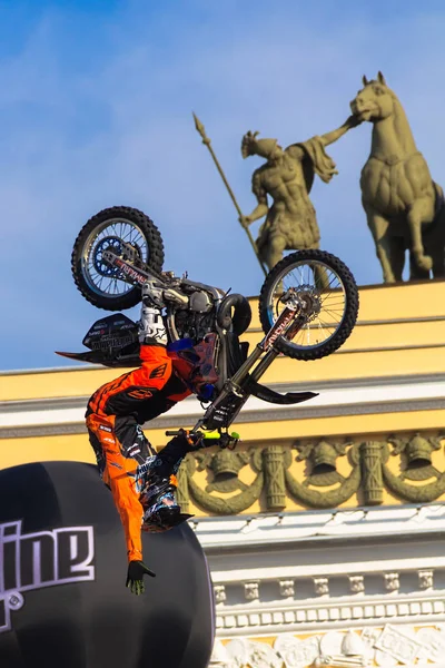 サンクトペテルブルクの宮殿にアドレナリン ラッシュ Fmx ライダー モト フリー スタイルを表示します。 — ストック写真