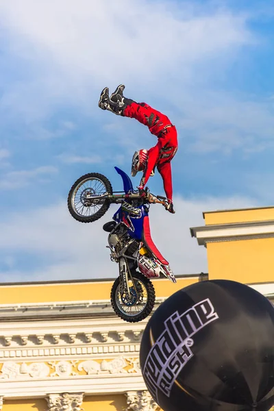Adrenaline Rush Fmx åkare Moto freestyle Visa på slottet i St. Petersburg — Stockfoto