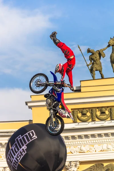 サンクトペテルブルクの宮殿にアドレナリン ラッシュ Fmx ライダー モト フリー スタイルを表示します。 — ストック写真