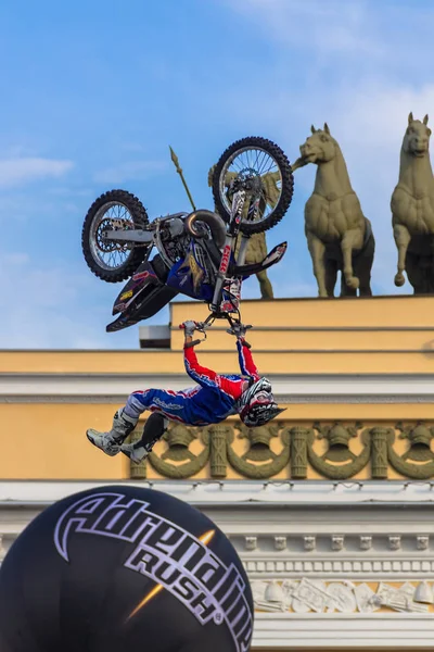 サンクトペテルブルクの宮殿にアドレナリン ラッシュ Fmx ライダー モト フリー スタイルを表示します。 — ストック写真