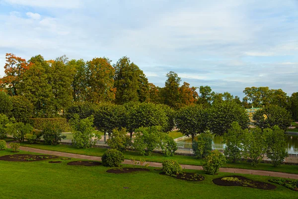 プーシキンの秋の公園。サンクトペテルブルク。朝. — ストック写真