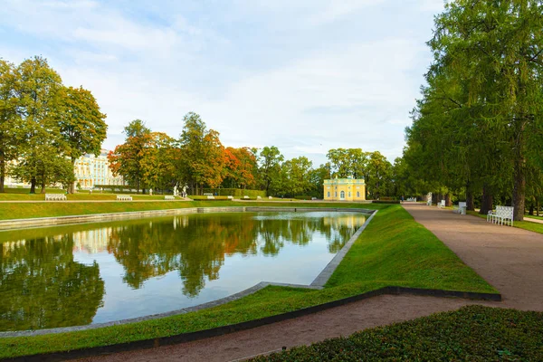 Small pond. Autumn Park in Pushkin. Saint-Petersburg. Morning. — Stock Photo, Image