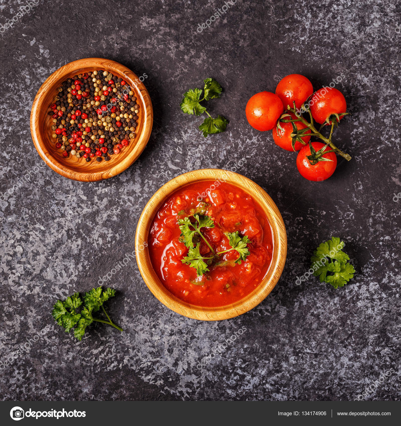 Tomato sauce with garlic and parsley in a wooden bowl. — Stock Photo