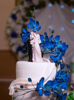 Düğün pastası ile gelin ve damat heykelcik birkaç kat