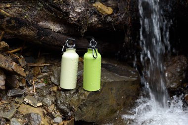 Yakın çekim su içmek için spor şişe