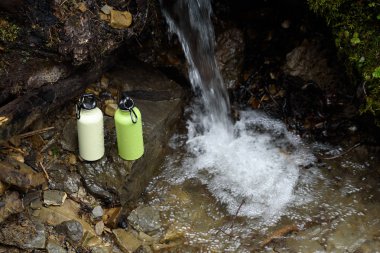 Yakın çekim su içmek için spor şişe