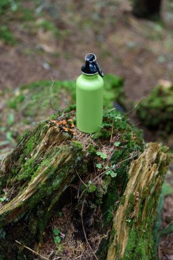 Yakın çekim su içmek için spor şişe