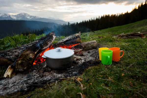 Doğa üzerinde pişirme pota ateşin ortasına