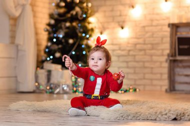 küçük bebek kız kostümü ile Noel deco Studio poz