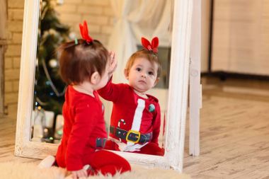 küçük bebek kız kostümü ile Noel deco Studio poz