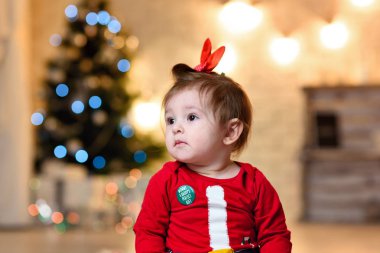 küçük bebek kız kostümü ile Noel deco Studio poz