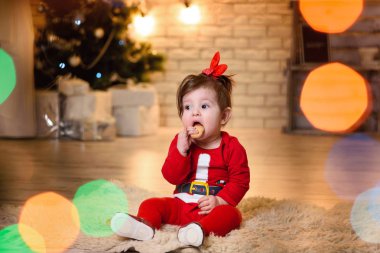 küçük bebek kız kostümü ile Noel deco Studio poz