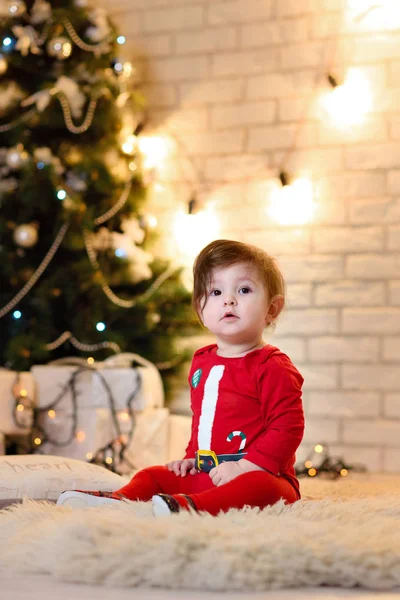 Pequena menina posando em estúdio em traje com natal deco — Fotografia de Stock