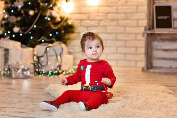 Pequena menina posando em estúdio em traje com natal deco — Fotografia de Stock