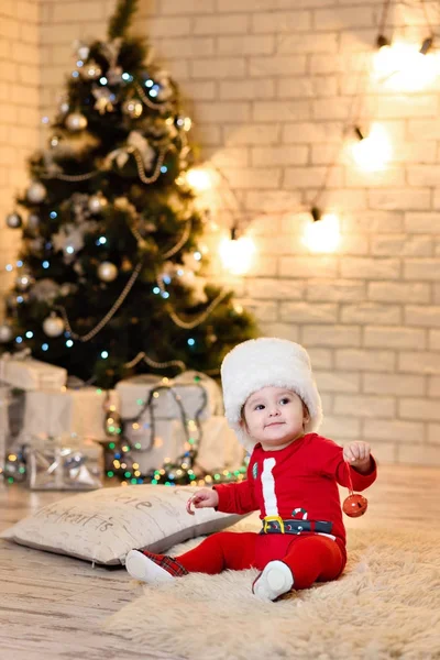 Petite fille posant en studio en costume avec déco de Noël — Photo