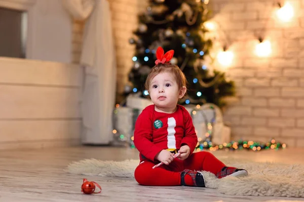 Pequena menina posando em estúdio em traje com natal deco — Fotografia de Stock