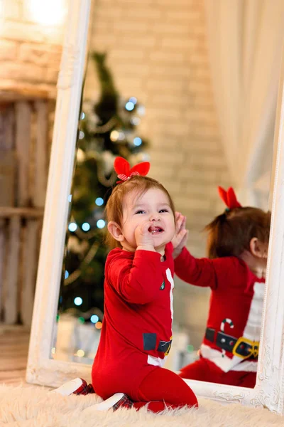 küçük bebek kız kostümü ile Noel deco Studio poz