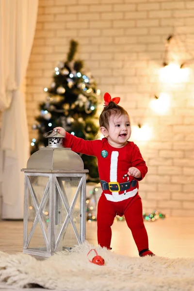 Lilla baby flicka poserar i studio i kostym med jul deco — Stockfoto