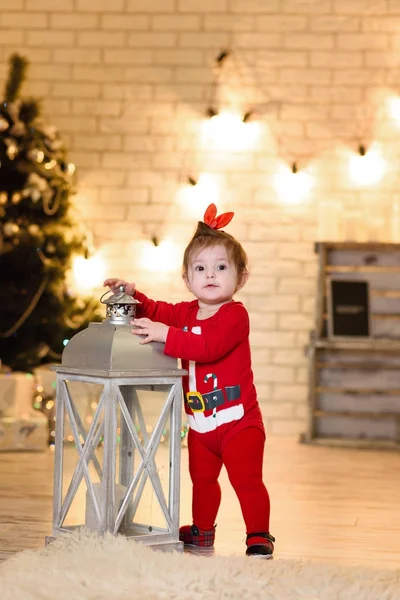 Pequena menina posando em estúdio em traje com natal deco — Fotografia de Stock