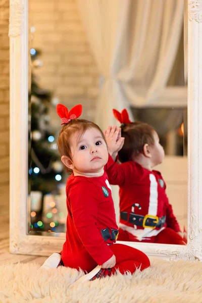 küçük bebek kız kostümü ile Noel deco Studio poz