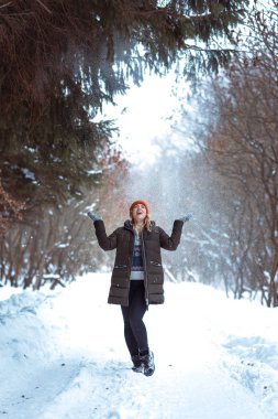 kürk yelek güzel kızı kar alanına yürüyor