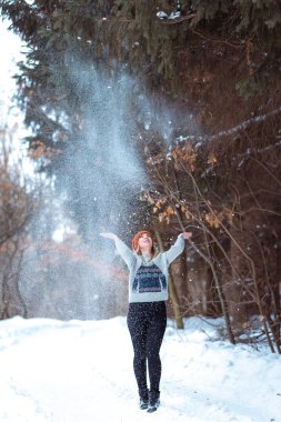 kürk yelek güzel kızı kar alanına yürüyor