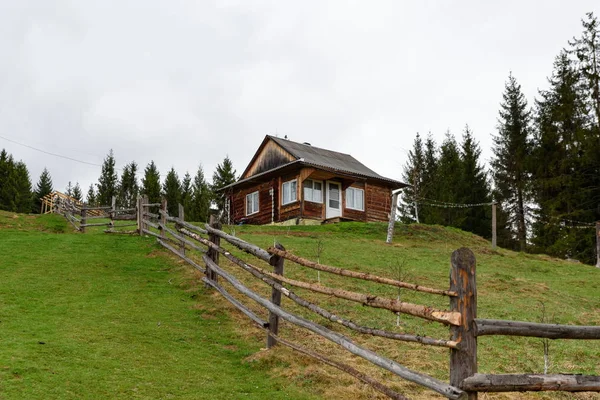 Montaña campo pequeñas casas en el pueblo hermoso natur — Foto de Stock