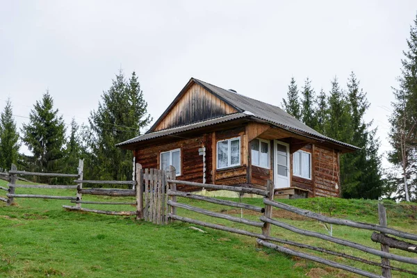 Montaña campo pequeñas casas en el pueblo hermoso natur —  Fotos de Stock