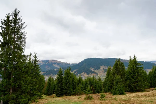 Montaña campo pequeñas casas en el pueblo hermoso natur — Foto de Stock