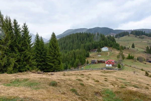 Гірська сільська місцевість маленькі будинки в селі красива природа — стокове фото