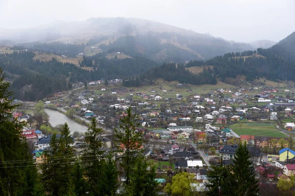 Montaña campo pequeñas casas en el pueblo hermoso natur — Foto de Stock