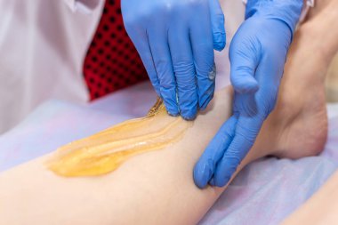 Güzellik salonunda saç kesme işlemi. Yakın plan.