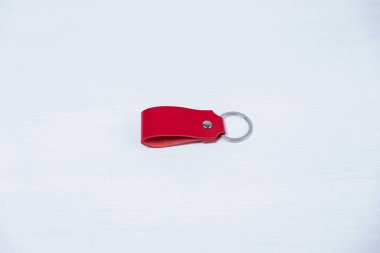 Renkli deri ürünlerin cüzdanı atölyede beyaz bir arka plan değil.